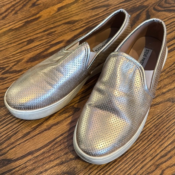 Steve Madden Sneakers Womens Size 8.5 Gold Perforated Slip On Casual Platform - Picture 1 of 7